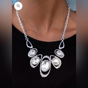 NWT Paparazzi Silver and White Geometric Necklace